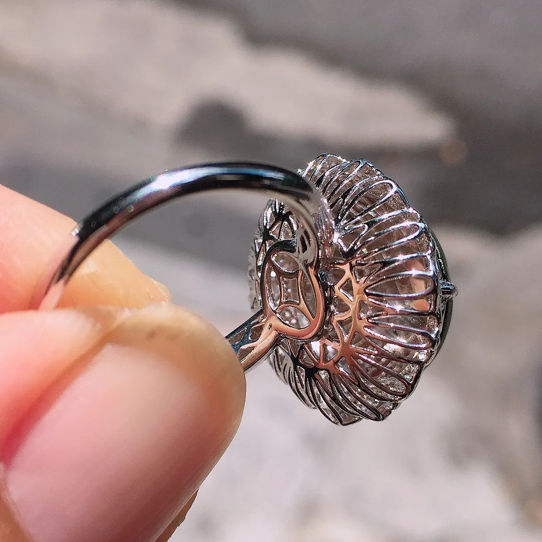 满绿蛋面戒指，色泽均匀浓郁，玉质细腻，荧光感超
强，饱满圆润，尽显优雅气质，18k
金豪华镶嵌