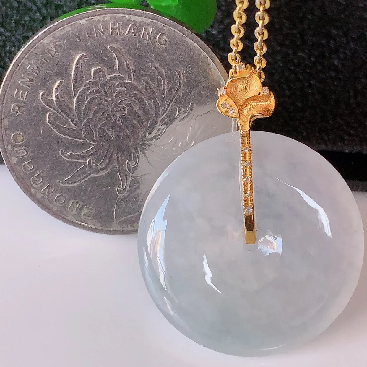自然光实拍，18K金镶嵌冰种平安扣吊坠，翡翠平安扣，冰润光泽，寓意平平安安，平安扣佩戴时尚漂亮！#01.13整体29*22*5.6裸石22*22