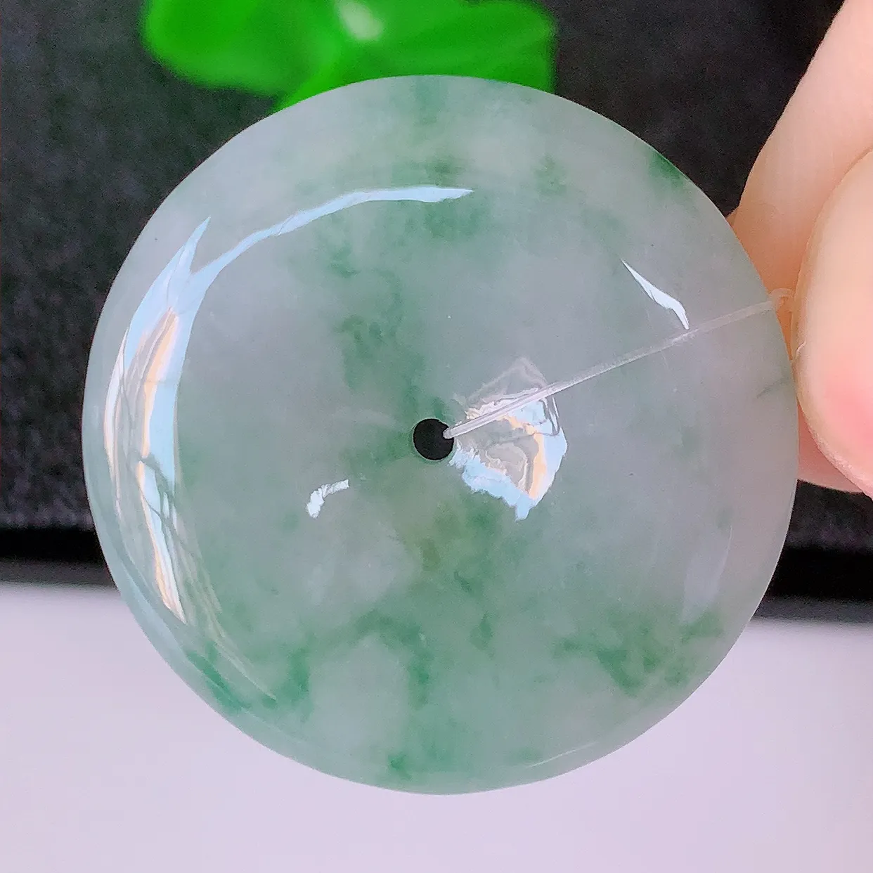 自然光实拍，冰胶飘花翡翠平安扣吊坠，翠色灵动，种老水足，寓意好，品相佳，佩戴佳品！#49.13