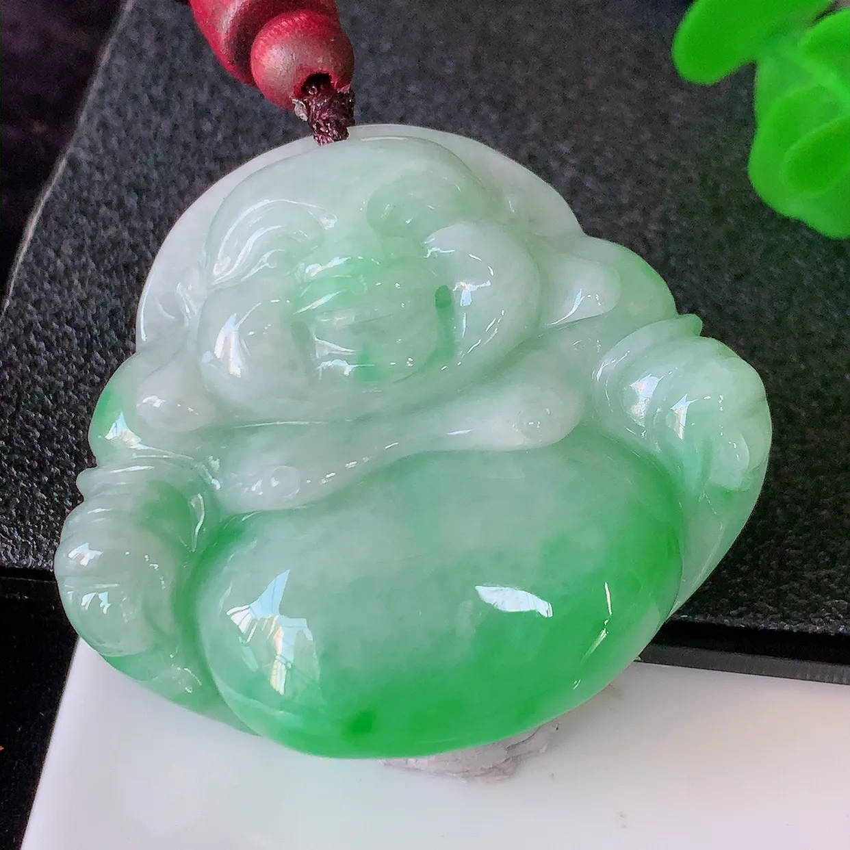 自然光实拍，大件厚装飘绿翡翠佛公吊坠， 翡翠笑佛，饱满，开脸喜庆，配戴优雅迷人！#46.13