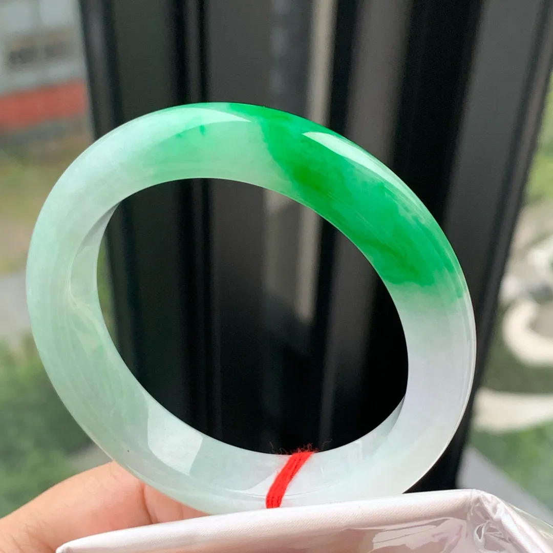 正圈帝王绿 微皮纹不明显 尺寸:54.5/12.7/9，种色俱佳