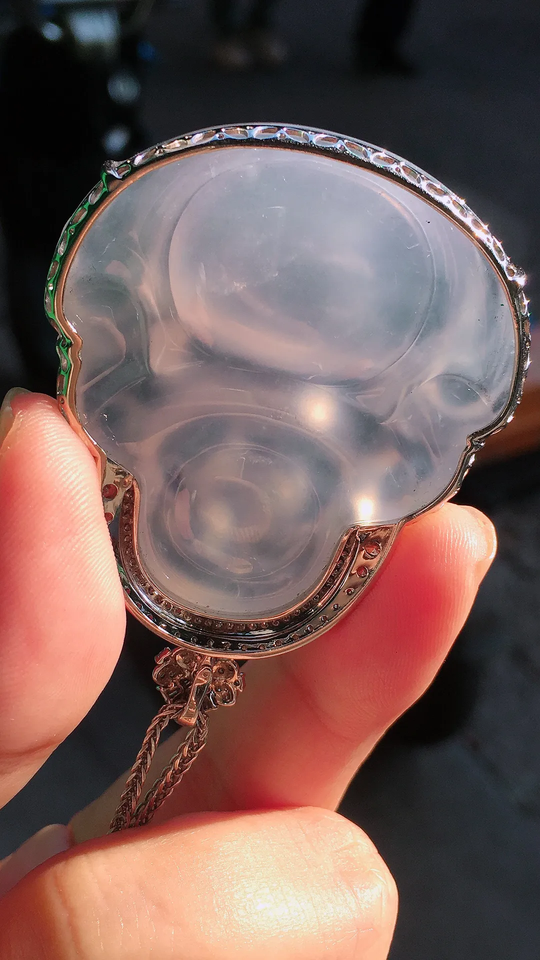 冰种佛公吊坠，玉质细腻，荧光感超
强，饱满圆润，尽显优雅气质，18k
金豪华镶嵌