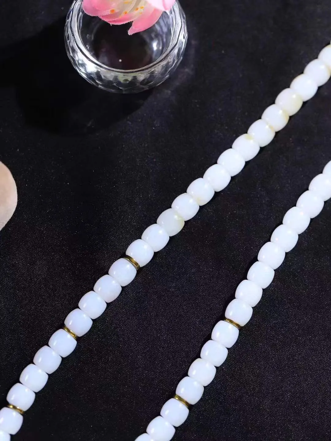 【链.108】

精品️和田玉糖白玉直切珠挂链 玉质温润细腻 油性十足 佩戴舒适。珠珠落玉盘，间关莺语花底滑，一生美好时光，无论身在何处，都有它相伴相守。事事顺遂，幸福美满，吉祥如意。重93.6克 尺寸取一6.9-8mm FDL-1190733