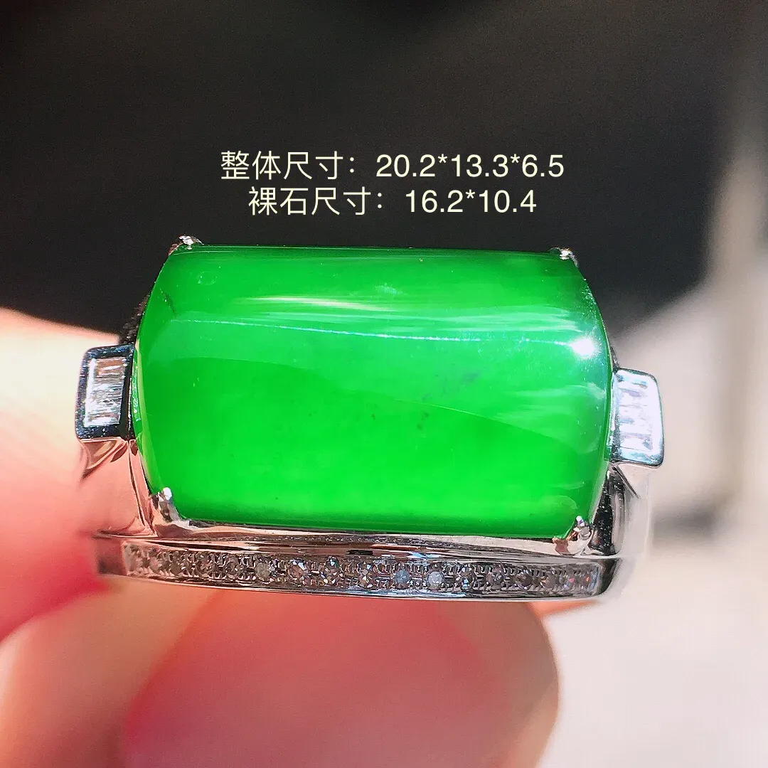 阳绿马鞍戒指，色泽均匀艳丽，玉质细腻，荧光感超
强，饱满圆润，尽显优雅气质，18k
金豪华镶嵌