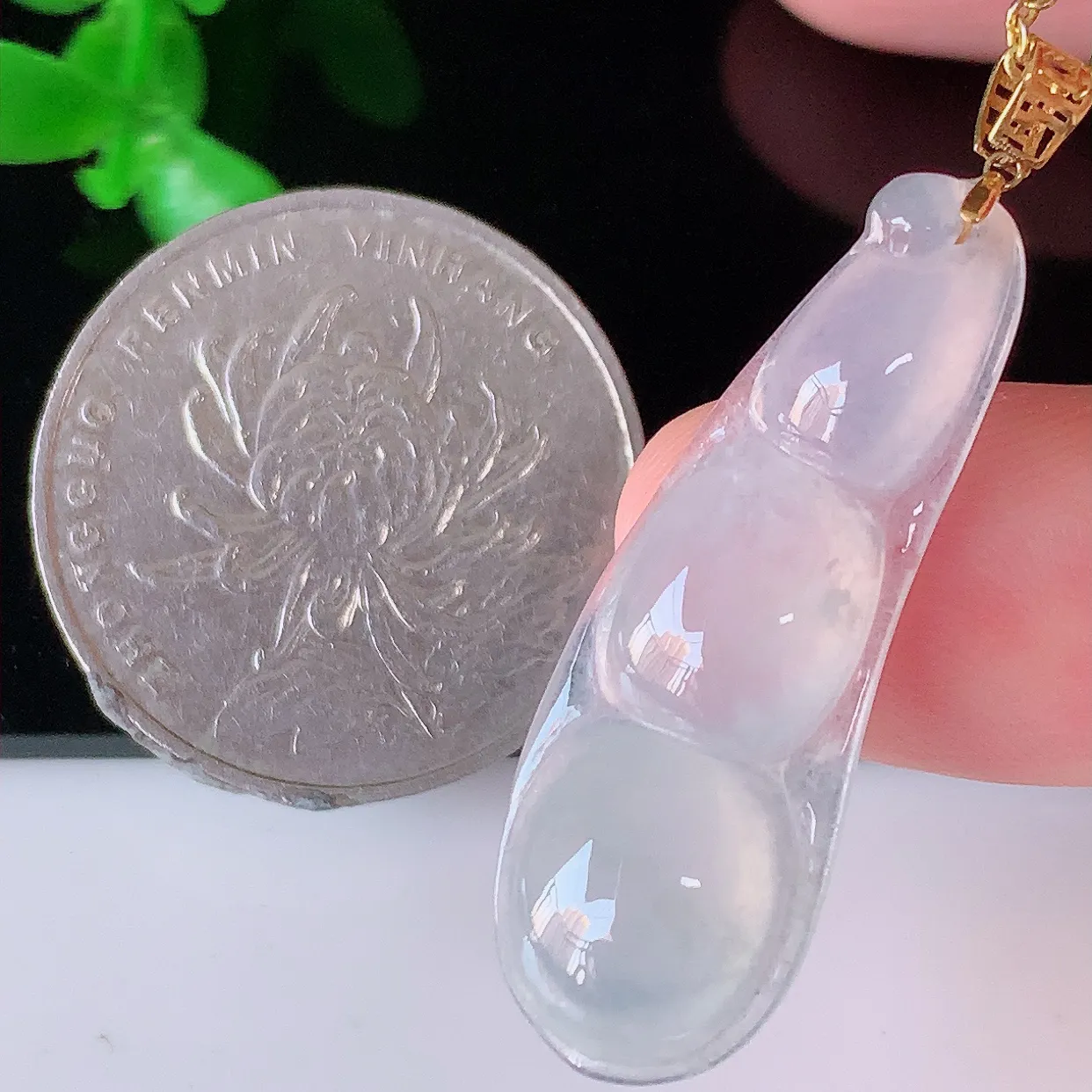 18K金镶嵌冰种翡翠四季豆吊坠，平安豆福豆玉坠，冰润通透，豆粒饱满，寓意：豆蔻年华！#41.13