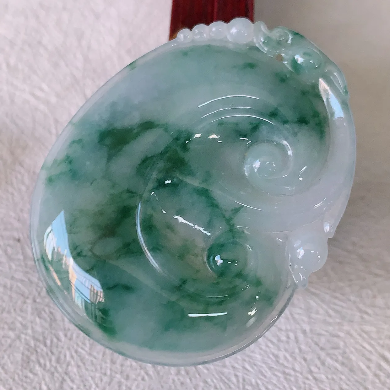 自然光实拍，大件冰飘花翡翠如意吊坠，冰透，翠色灵动，饱满，万事如意，如意一生，配戴精美！#46.13