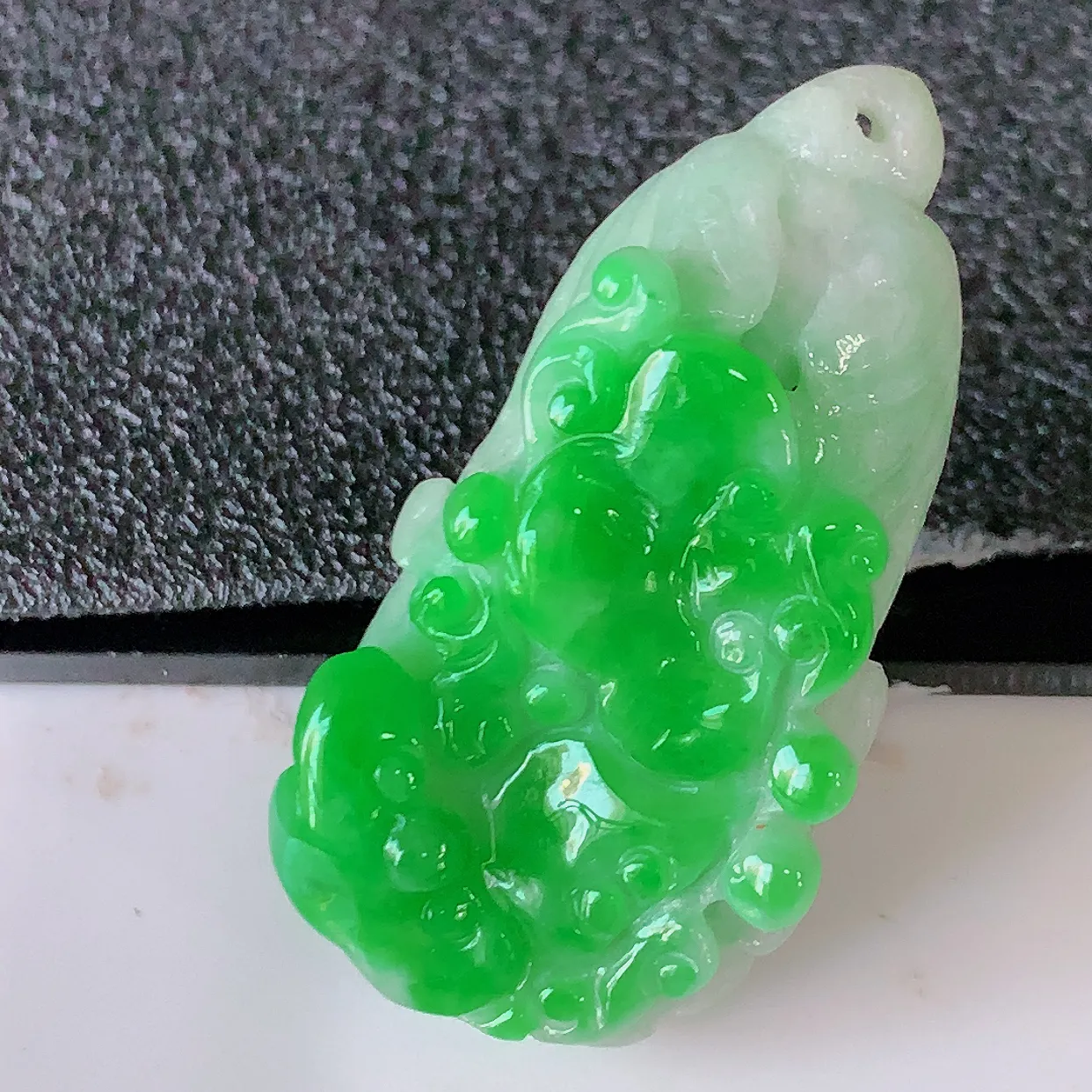 自然光实拍，冰润辣绿翡翠招百财白菜吊坠，百财聚来，财源滚滚，色泽鲜艳，精工水润的白菜，性价比高！#1.13