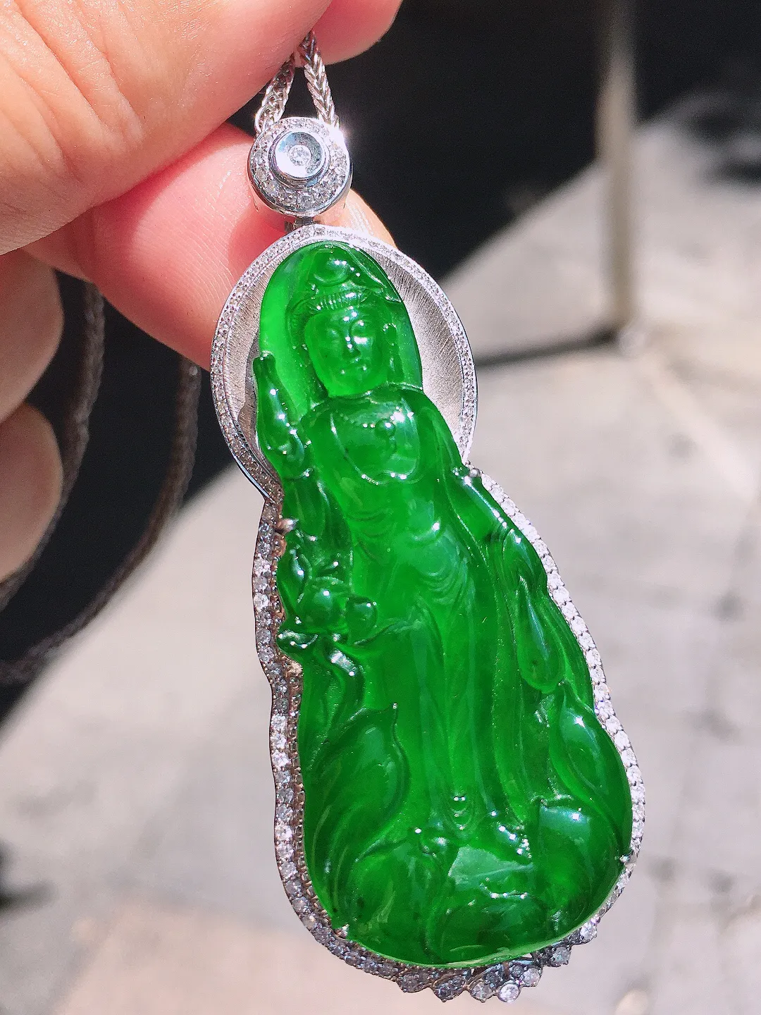 满绿观音吊坠，色泽均匀浓郁，玉质细腻，荧光感超
强，饱满圆润，尽显优雅气质，18k
金豪华镶嵌