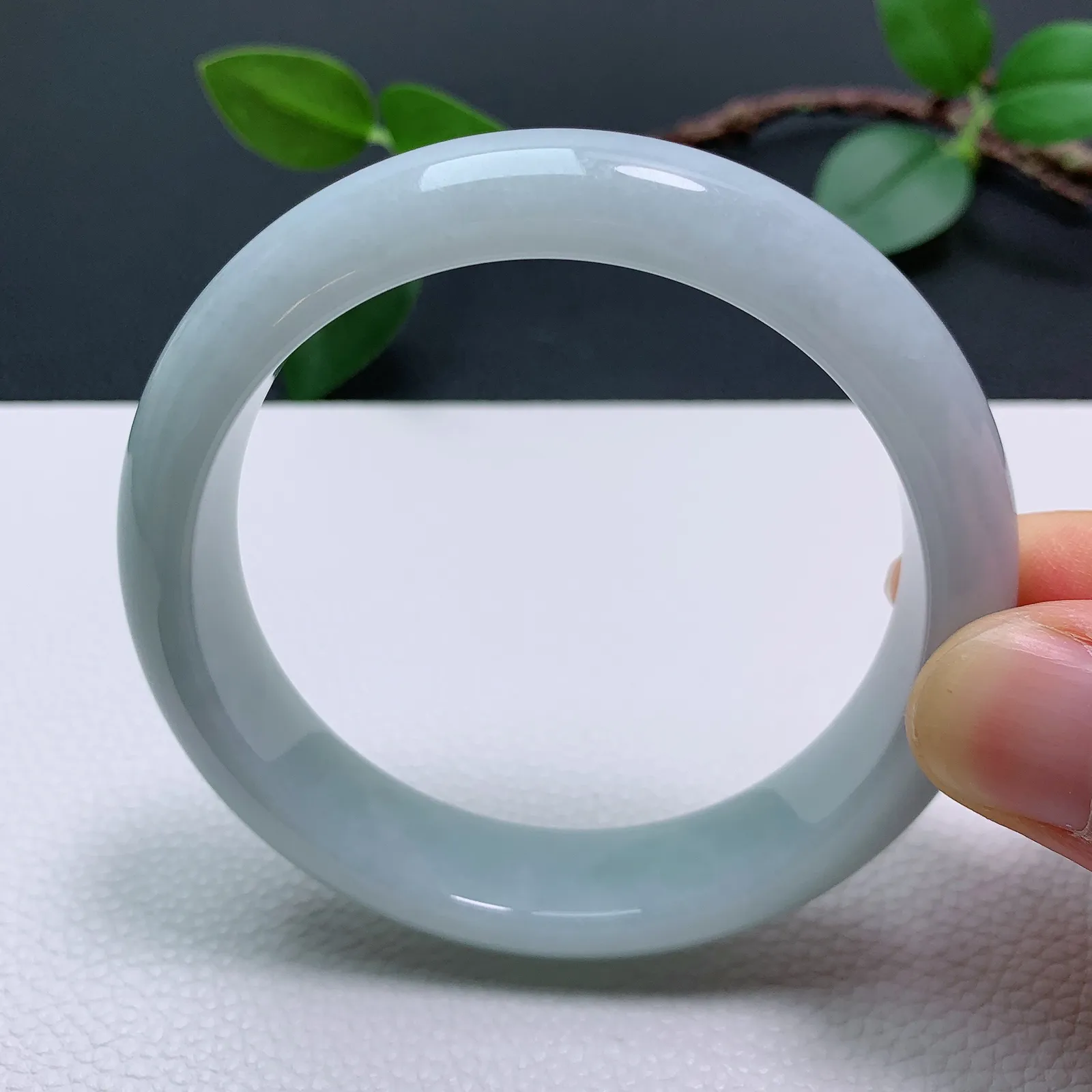 天然翡翠大圈口61-62老坑淡蓝色宽版手镯 玉质细腻 种水好 尺寸：61.3-14.5-8.6mm 