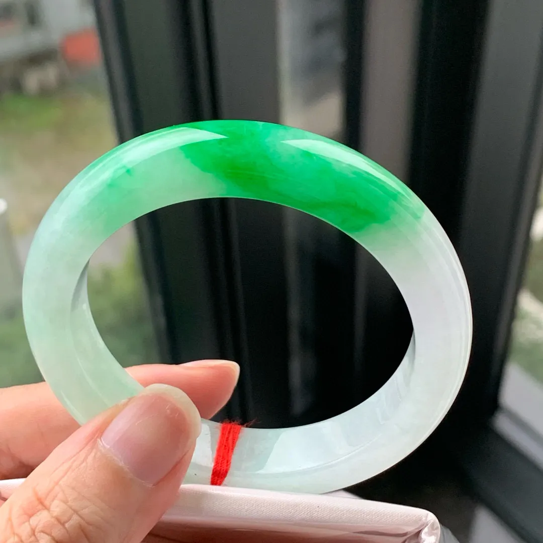 正圈帝王绿 微皮纹不明显 尺寸:54.5/12.7/9，种色俱佳