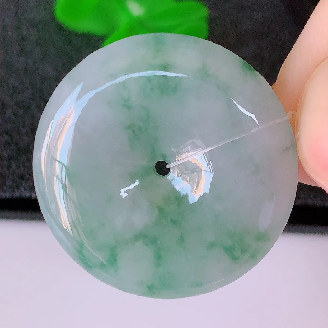 自然光实拍，冰胶飘花翡翠平安扣吊坠，翠色灵动，种老水足，寓意好，品相佳，佩戴佳品！#49.13