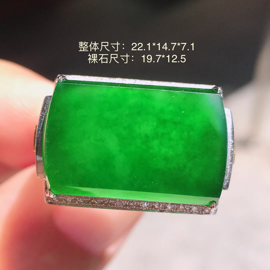 满绿马鞍戒指，色泽均匀浓郁，玉质细腻，荧光感超
强，饱满圆润，尽显优雅气质，18k
金豪华镶嵌