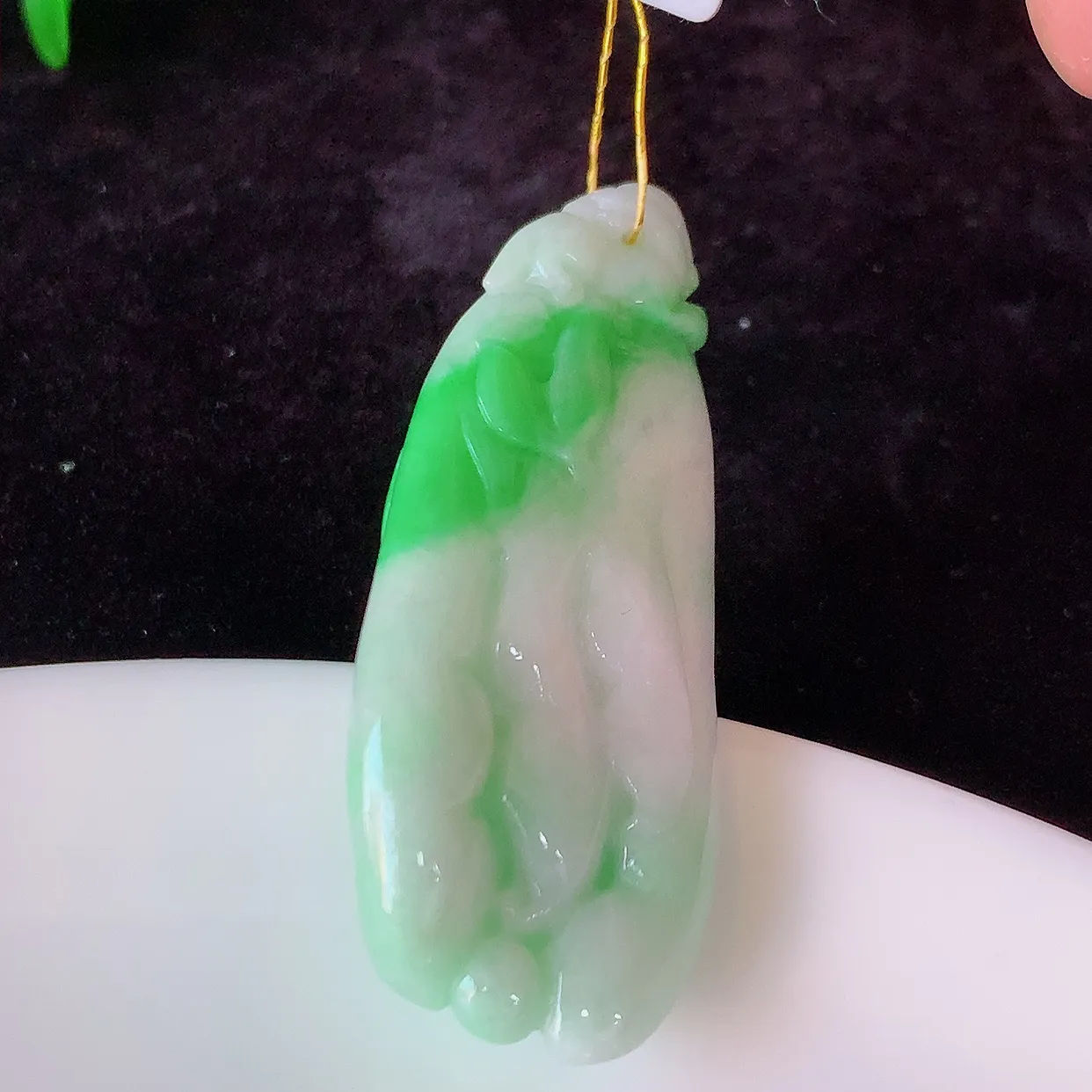 自然光实拍，冰润飘绿翡翠佛手吊坠，种老水足，雕工精湛 ，寓意美好，佩戴时尚出众！#35.13
