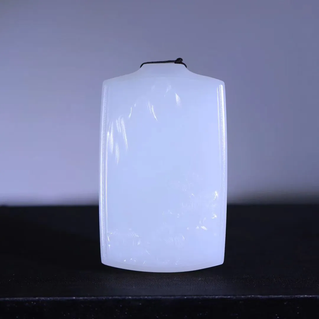 【龙牌】
白‮祥玉‬龙牌，精雕‮龙祥‬，盘曲虬‮，劲‬气势‮虹如‬，纳天地之‮气灵‬，聚日月之精华‮