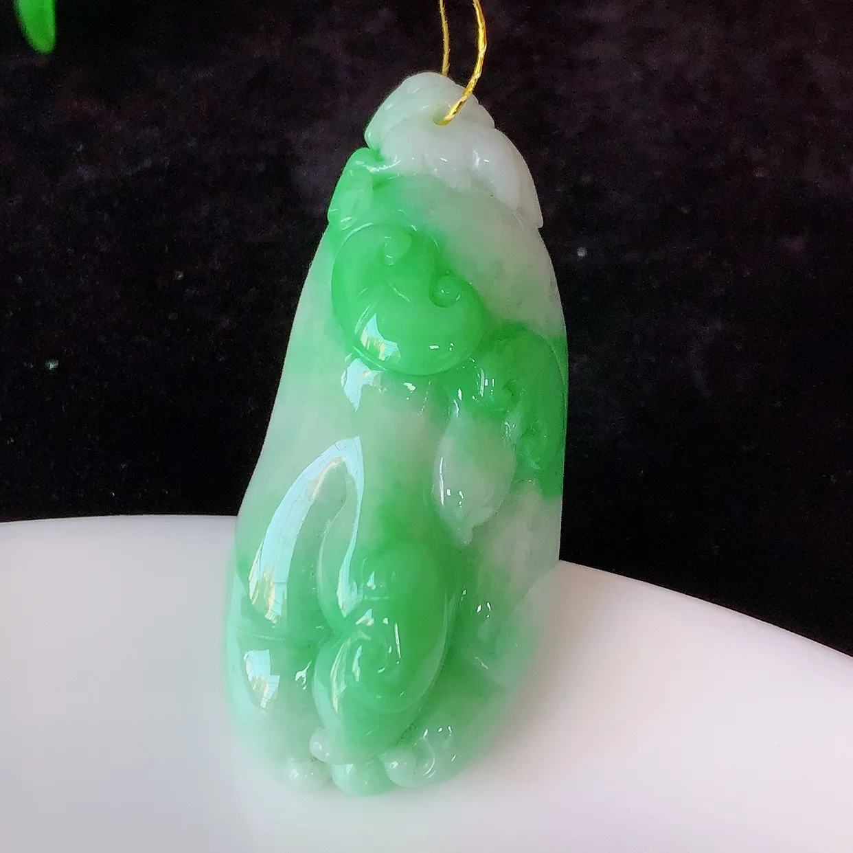 自然光实拍，冰润飘绿翡翠佛手吊坠，种老水足，雕工精湛 ，寓意美好，佩戴时尚出众！#35.13