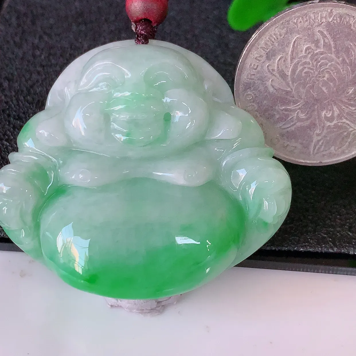 自然光实拍，大件厚装飘绿翡翠佛公吊坠， 翡翠笑佛，饱满，开脸喜庆，配戴优雅迷人！#46.13