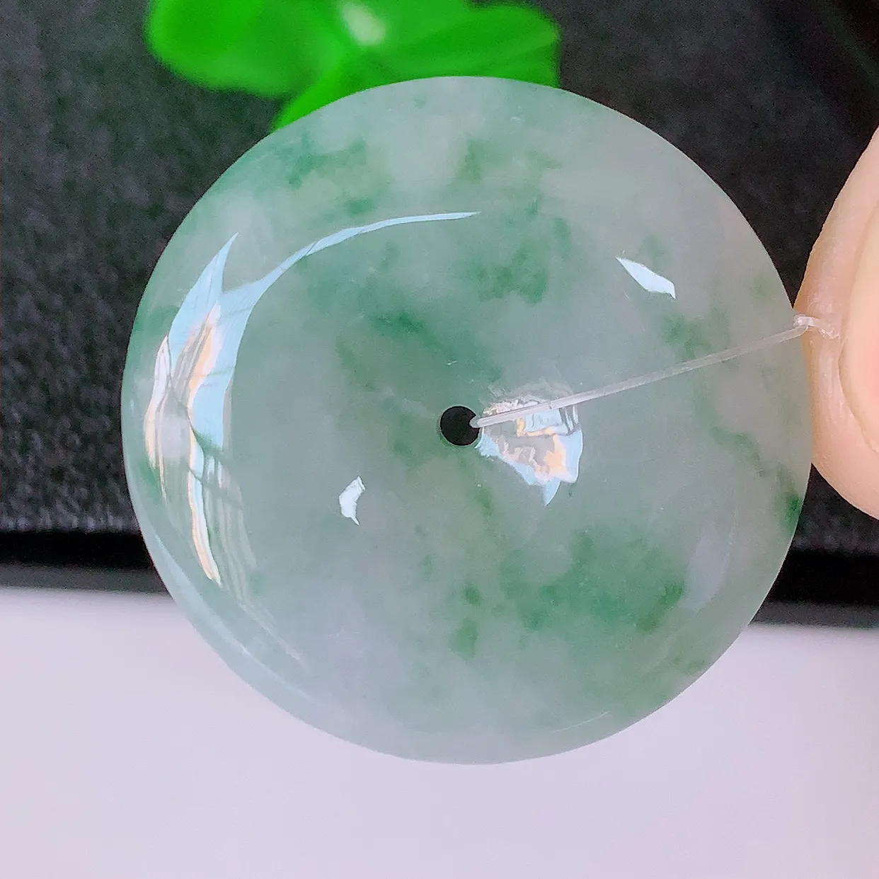 自然光实拍，冰胶飘花翡翠平安扣吊坠，翠色灵动，种老水足，寓意好，品相佳，佩戴佳品！#49.13