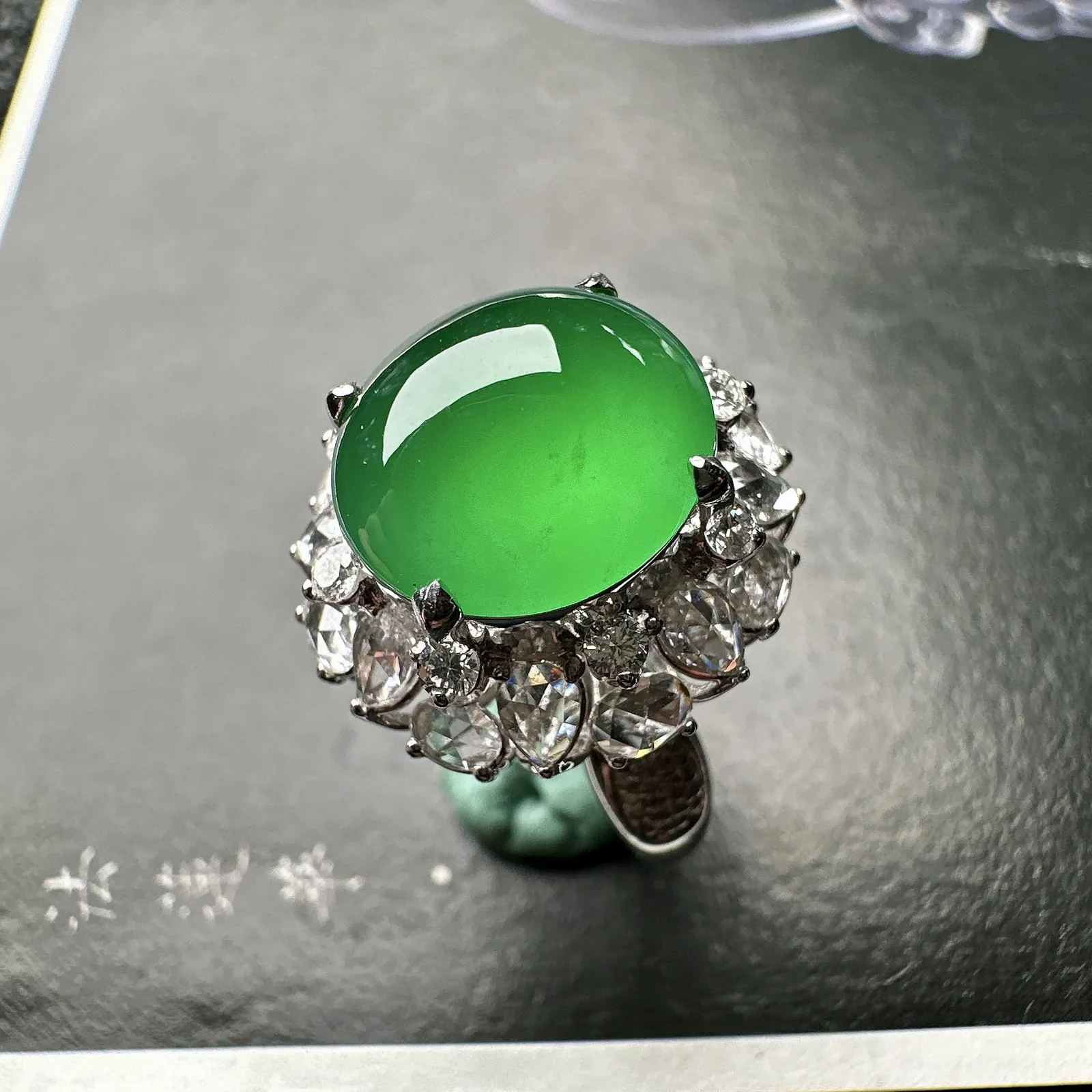 【冰种满绿蛋戒指】种水上乘，阳绿色泽，纯净通透，收藏品质，18k金钻豪华镶嵌，裸石尺寸12.6*11.5*6.3毫米，戒圈可改