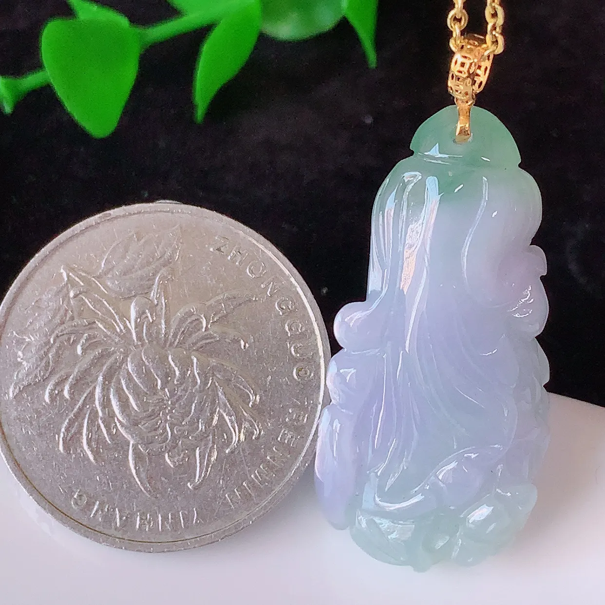 18K金镶嵌冰春带彩翡翠招百财白菜吊坠，百财聚来，财源滚滚，色泽鲜艳，精工水润的白菜，性价比高！#1.13