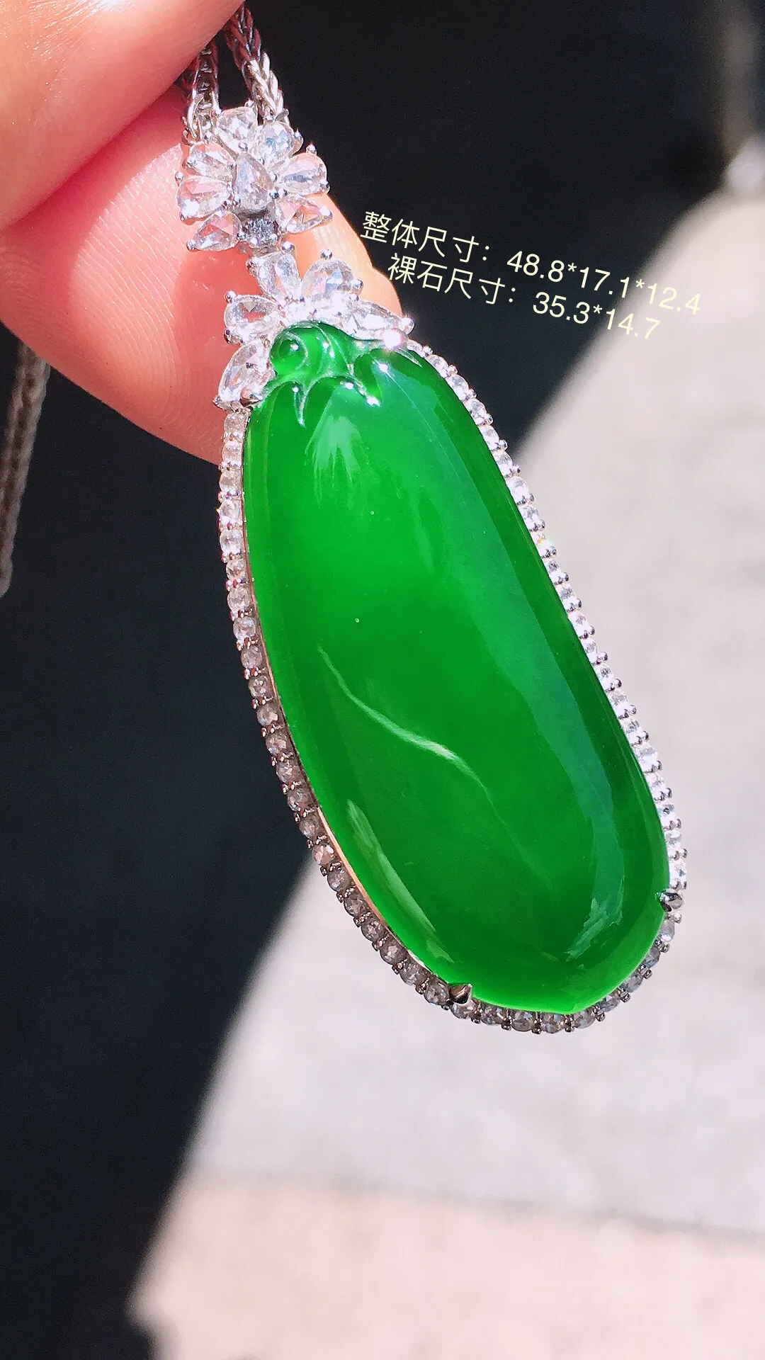 满绿福瓜吊坠，色泽均匀浓郁，玉质细腻，荧光感超
强，饱满圆润，尽显优雅气质，18k
金豪华镶嵌