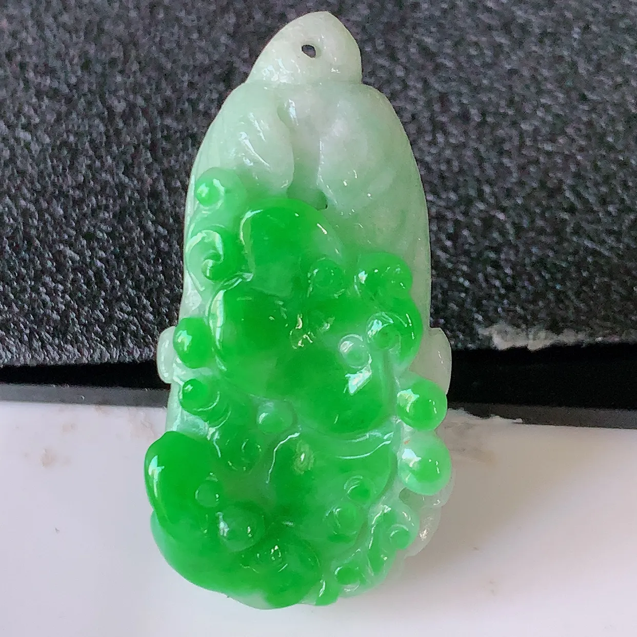 自然光实拍，冰润辣绿翡翠招百财白菜吊坠，百财聚来，财源滚滚，色泽鲜艳，精工水润的白菜，性价比高！#1.13