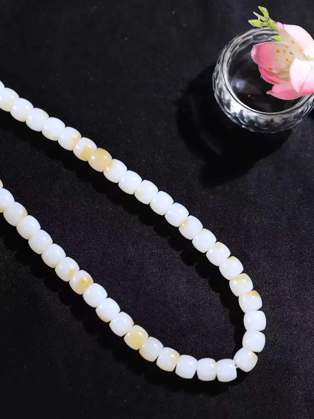【链.108】

精品️和田玉糖白玉直切珠挂链 玉质温润细腻 油性十足 佩戴舒适。珠珠落玉盘，间关莺语花底滑，一生美好时光，无论身在何处，都有它相伴相守。事事顺遂，幸福美满，吉祥如意。重93.6克 尺寸取一6.9-8mm FDL-1190733
