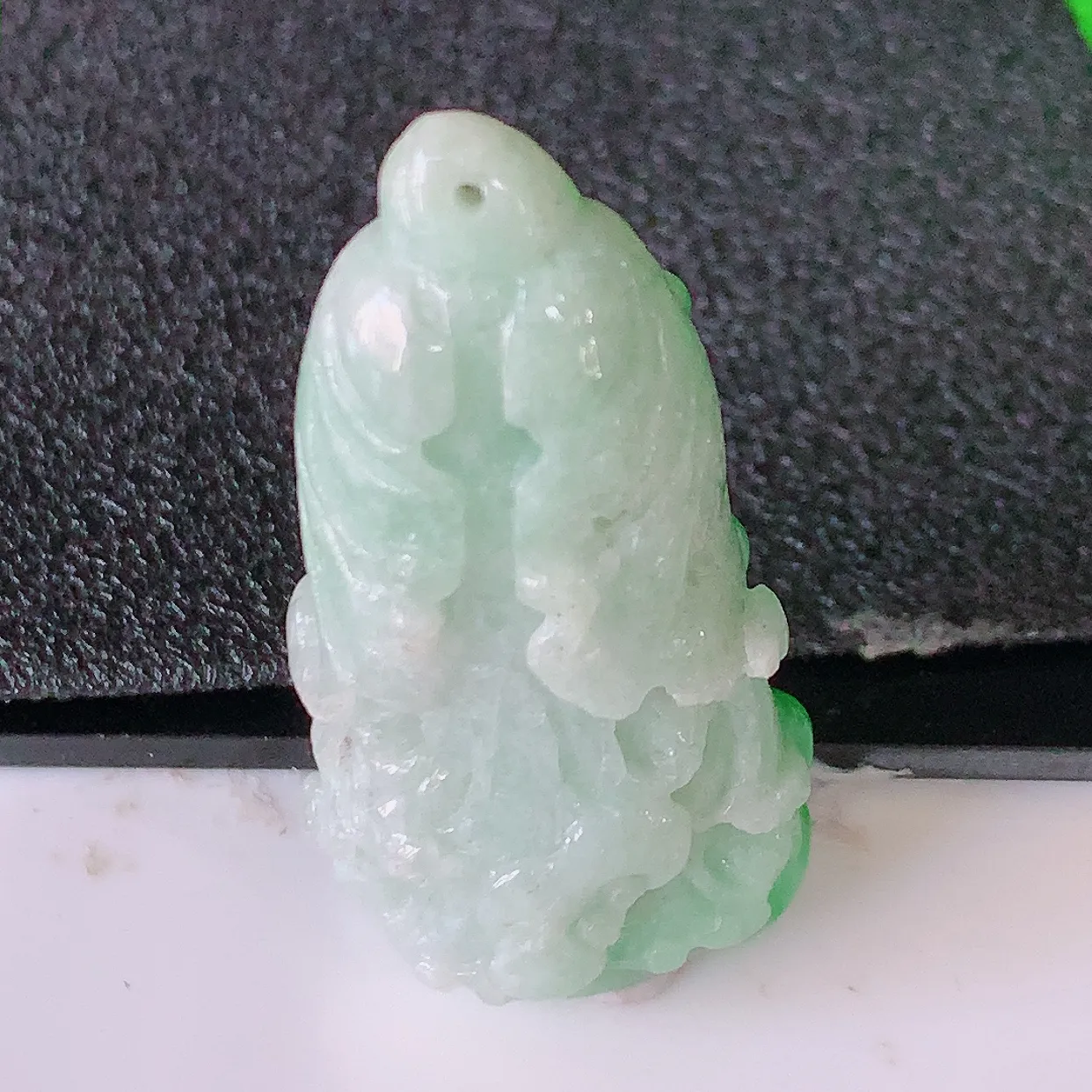 自然光实拍，冰润辣绿翡翠招百财白菜吊坠，百财聚来，财源滚滚，色泽鲜艳，精工水润的白菜，性价比高！#1.13
