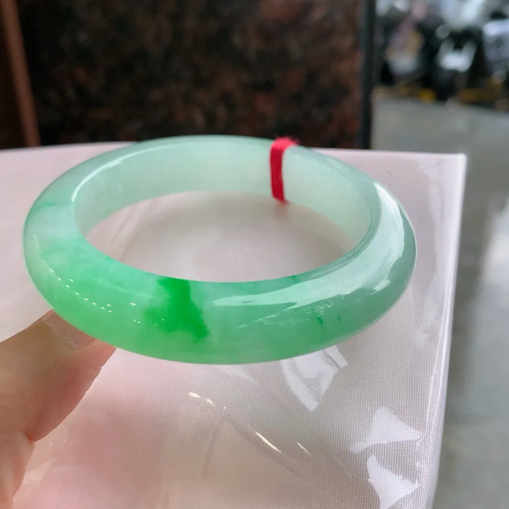 正圈冰阳绿 无瑕 尺寸:55.7/12.7/9.9阳绿