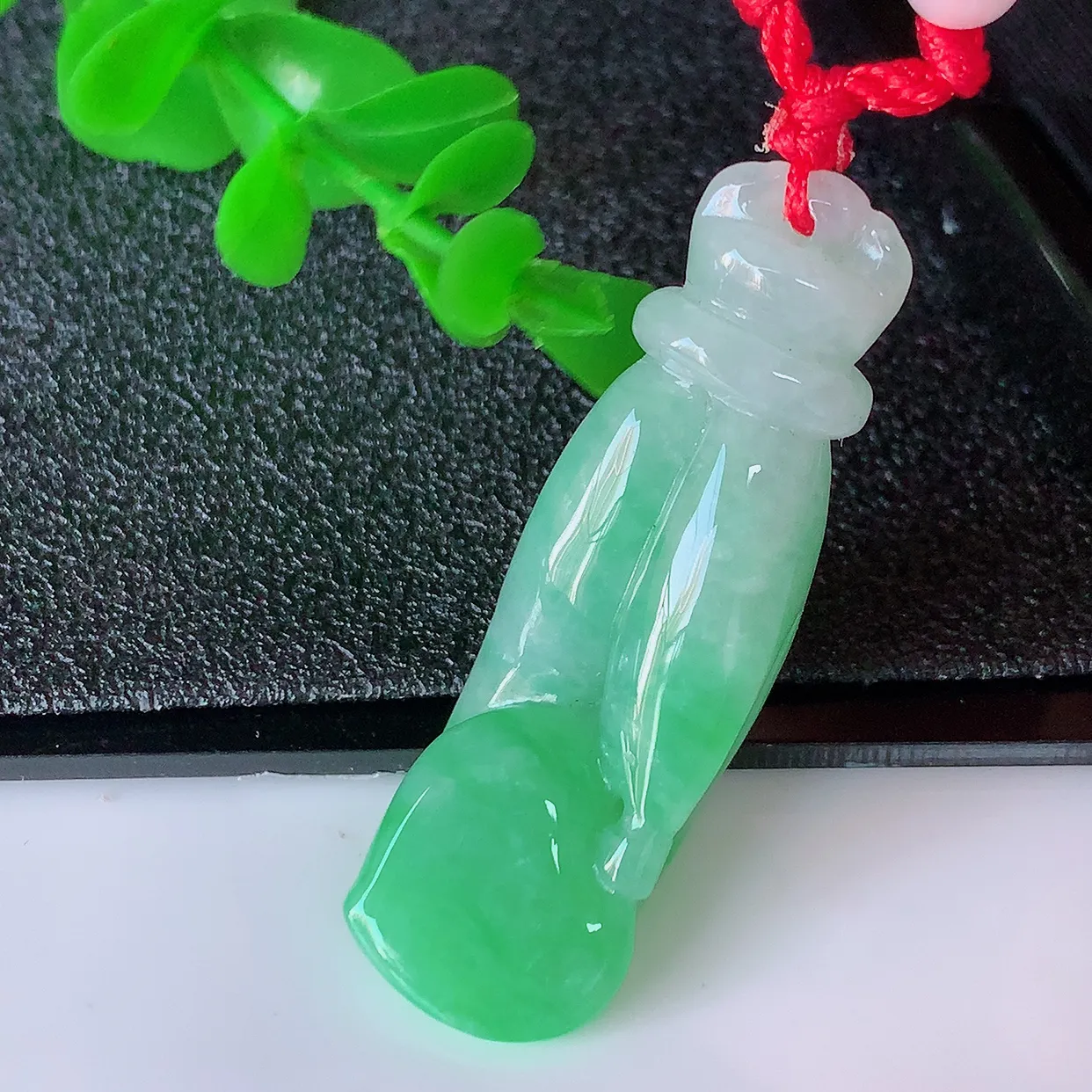 自然光实拍，冰润飘绿翡翠掌上明珠吊坠，种老水足，雕工精湛 ，寓意美好，佩戴时尚出众！#46.13