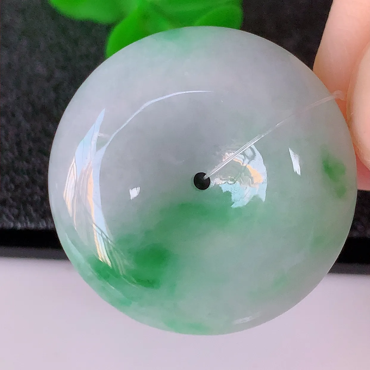 自然光实拍，冰胶飘绿翡翠平安扣吊坠，翠色灵动，种老水足，寓意好，品相佳，佩戴佳品！#49.13