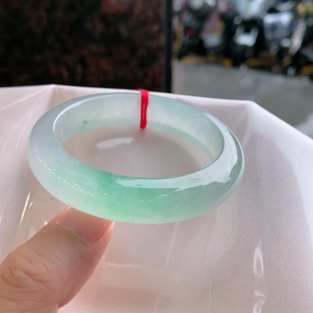 正圈冰玻阳绿 无瑕 尺寸:50.2/11.7/8.4 种色俱佳🥰🥰