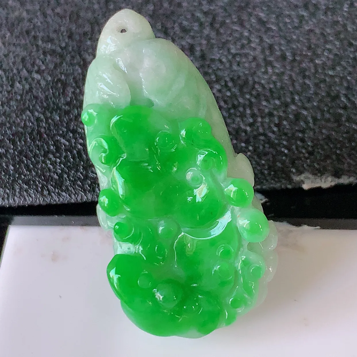 自然光实拍，冰润辣绿翡翠招百财白菜吊坠，百财聚来，财源滚滚，色泽鲜艳，精工水润的白菜，性价比高！#1.13