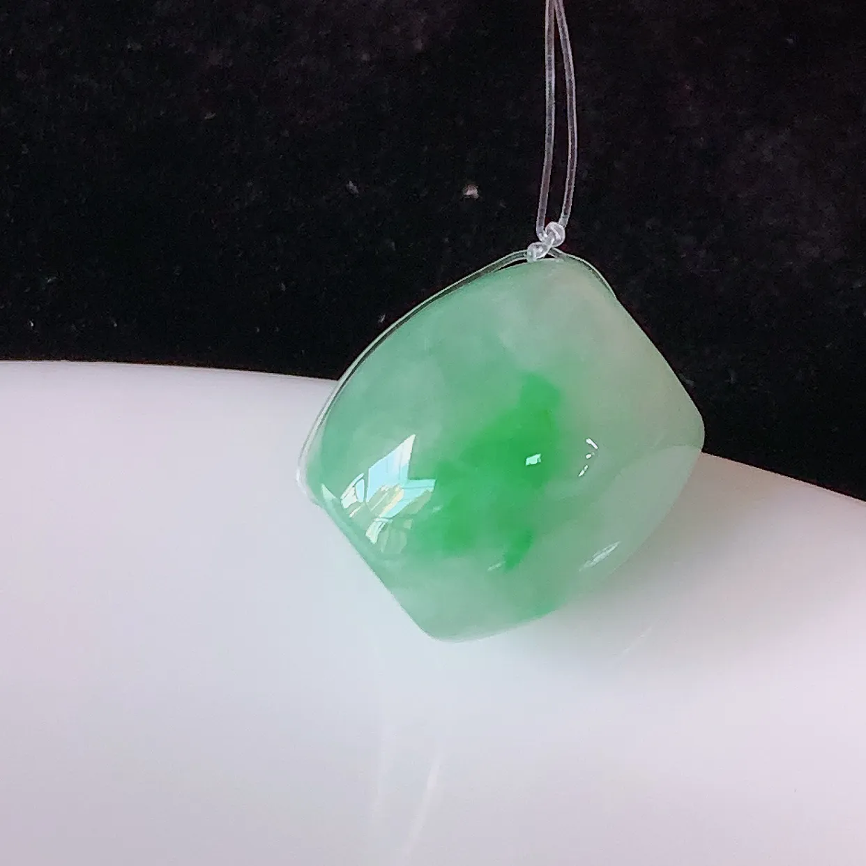 自然光实拍，水润飘绿翡翠路路通吊坠，寓意时来运转、财源滚滚，款式新颖时尚，日常百搭的款！配图银链#49.13