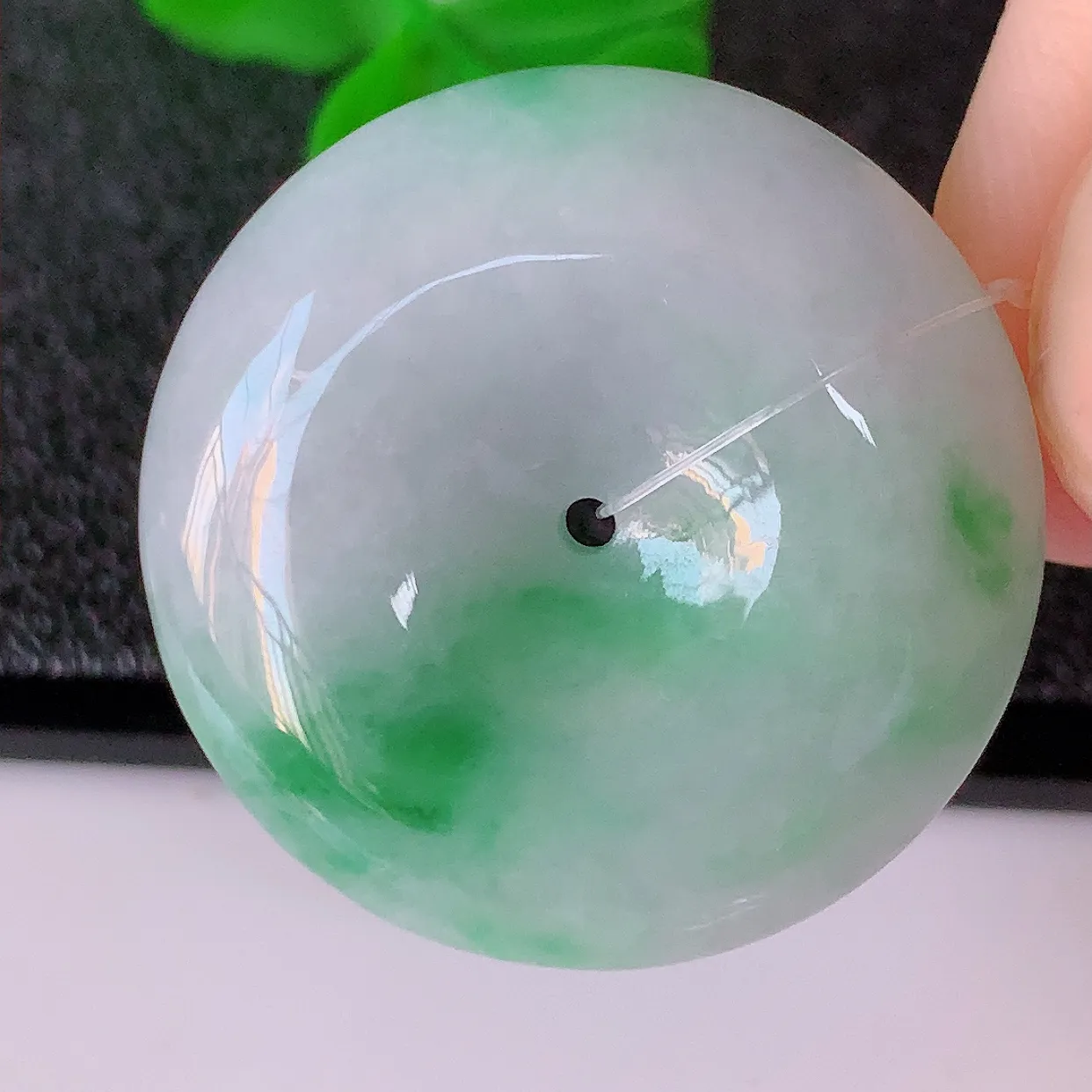 自然光实拍，冰胶飘绿翡翠平安扣吊坠，翠色灵动，种老水足，寓意好，品相佳，佩戴佳品！#49.13