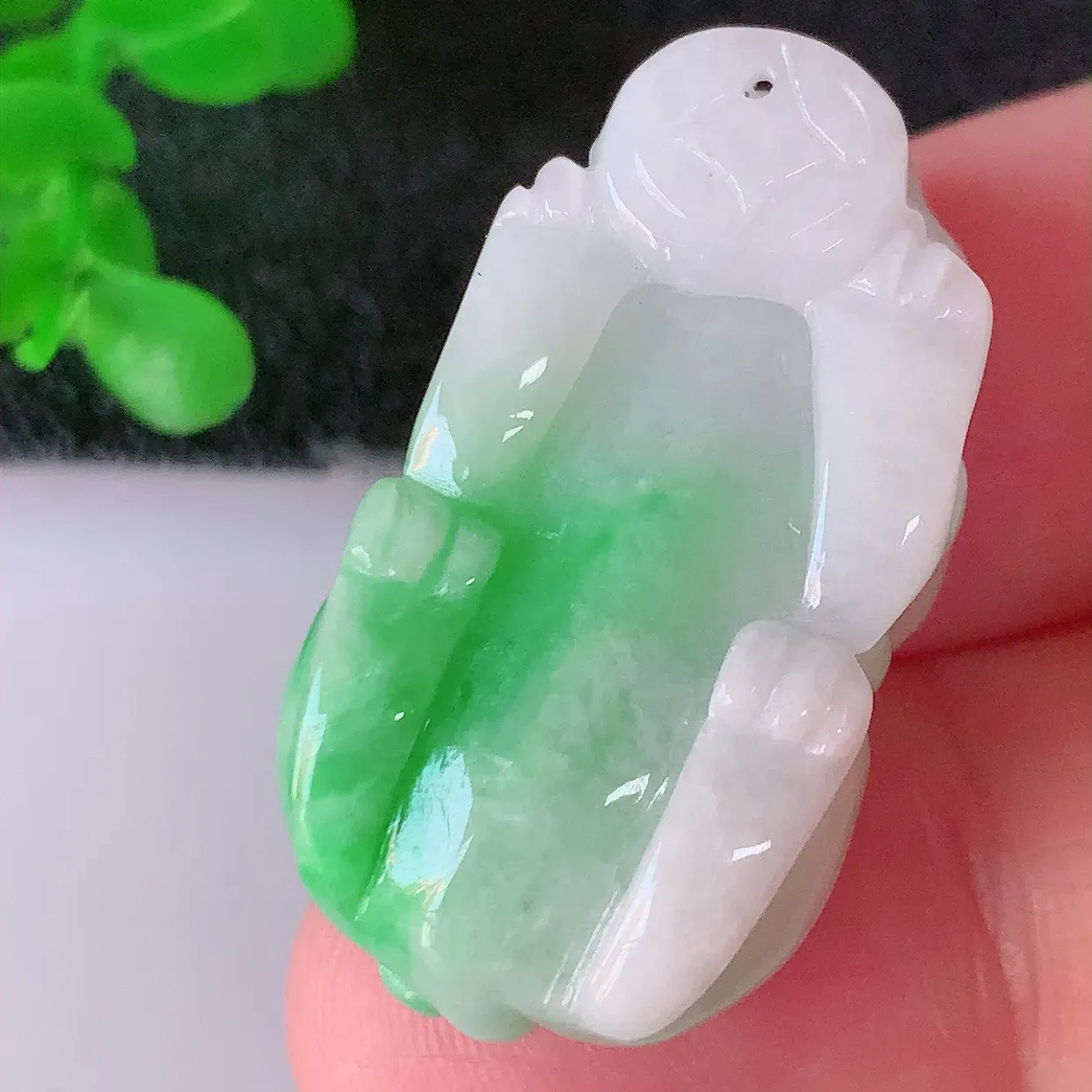 自然光实拍，冰润飘阳绿翡翠招财貔貅吊坠，民间有“一摸貔貅运程旺盛，再摸貔貅财运滚滚，三摸貔貅平步青云 ”的美好祝愿。#1.13