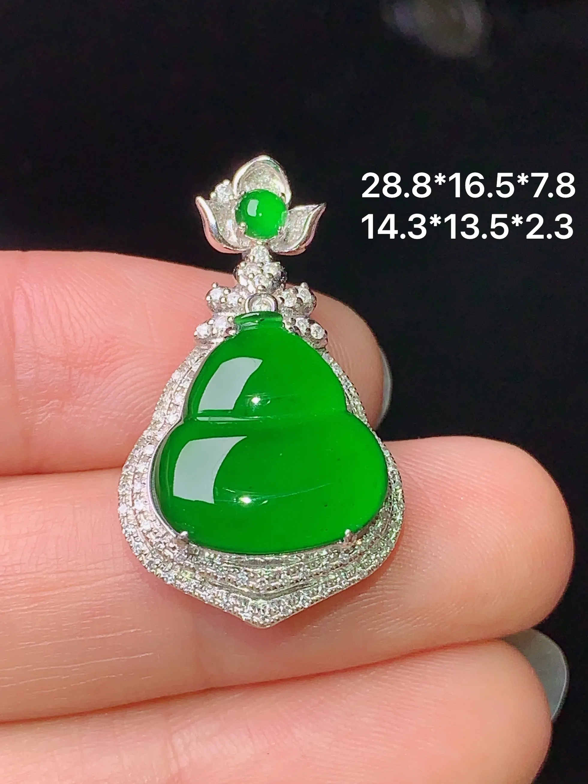 18k金钻镶嵌满绿葫芦吊坠 玉质细腻 色泽艳丽  整体尺寸28.8*16.5*7.8