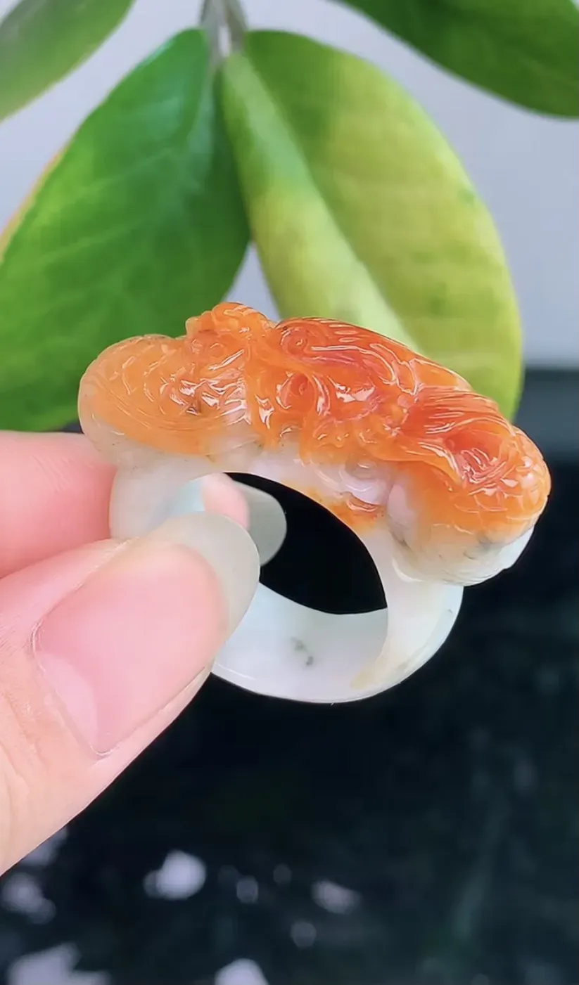 天然A货翡翠-冰糯种双彩胶感龙行天下玉板指0914-281，尺寸20.6-10-10.8，重量14.