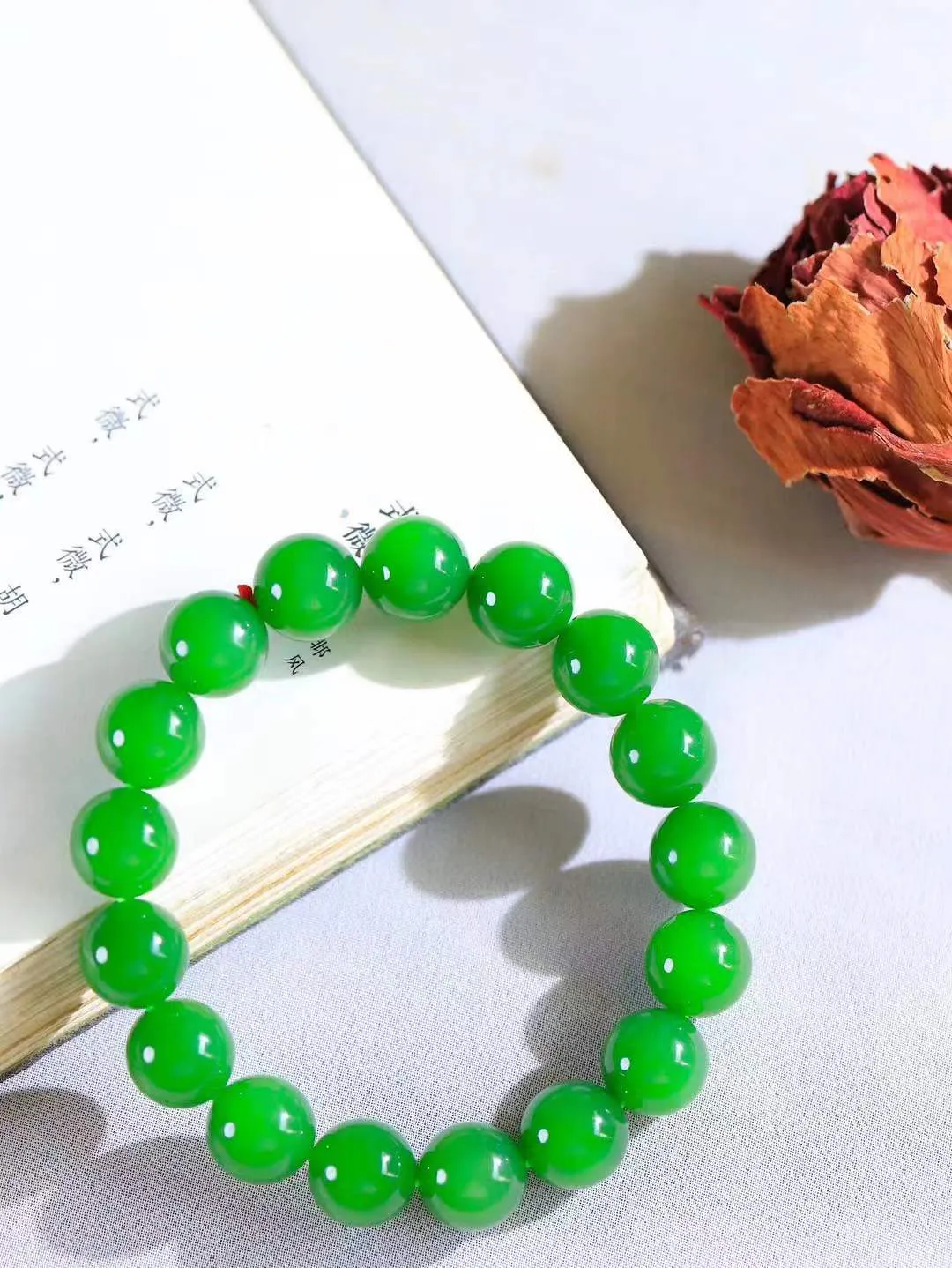 【珠圆玉润.手串】

收藏级臻品️和田玉碧玉珠圆玉润手串 玉质温润细腻  整串打磨圆润，佩戴舒适。珠珠落玉盘，间关莺语花底滑，一生美好时光，无论身在何处，都有它相伴相守。事事顺遂，幸福美满，吉祥如意。重47.2克 尺寸取一12mm  FDA-11901333