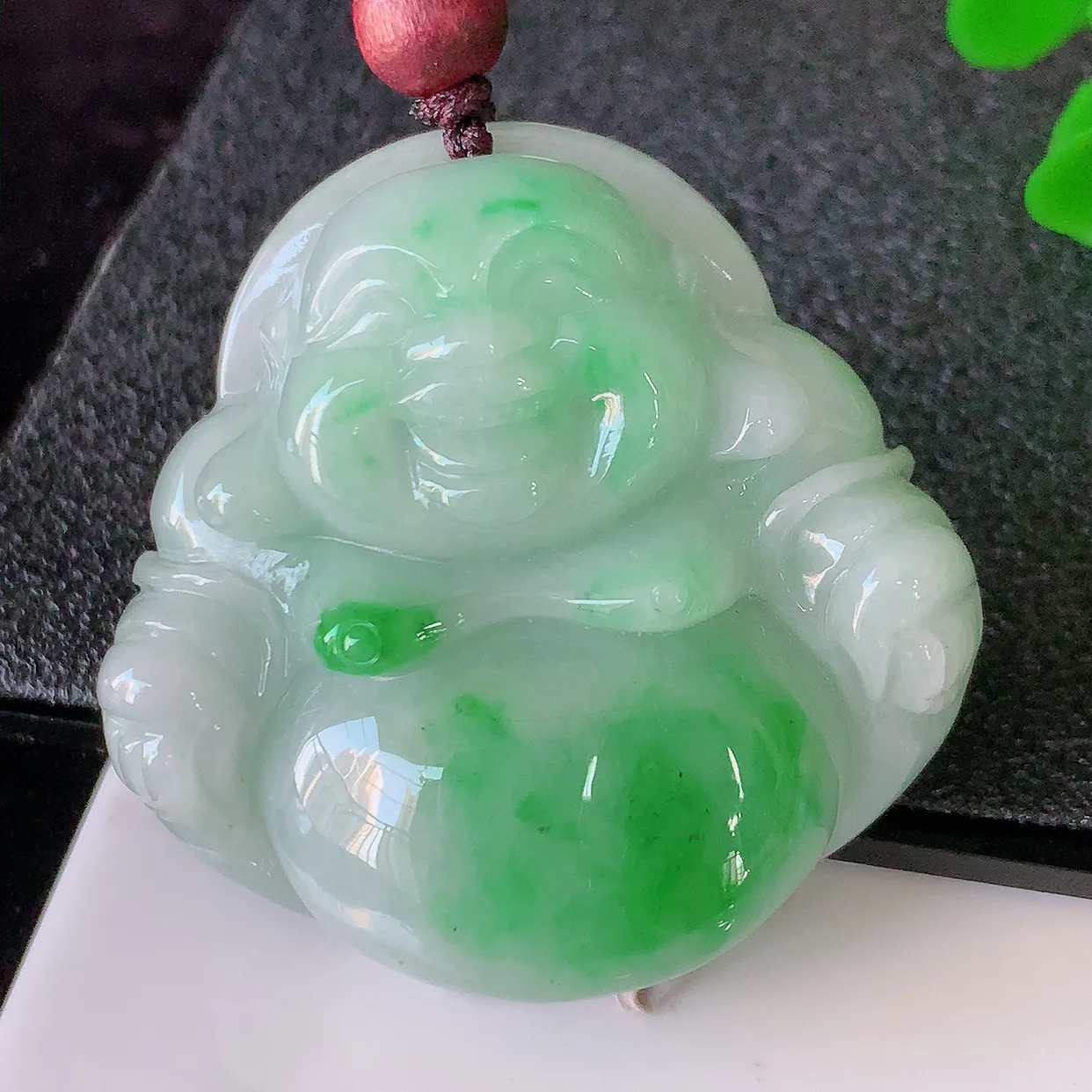 自然光实拍，大件厚装飘绿翡翠佛公吊坠，翡翠笑佛，饱满，开脸喜庆，配戴优雅迷人！#46.13
