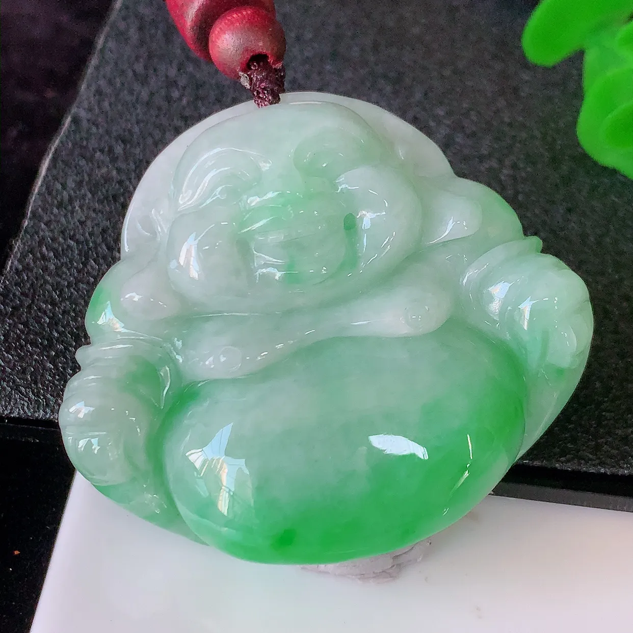 自然光实拍，大件厚装飘绿翡翠佛公吊坠， 翡翠笑佛，饱满，开脸喜庆，配戴优雅迷人！#46.13