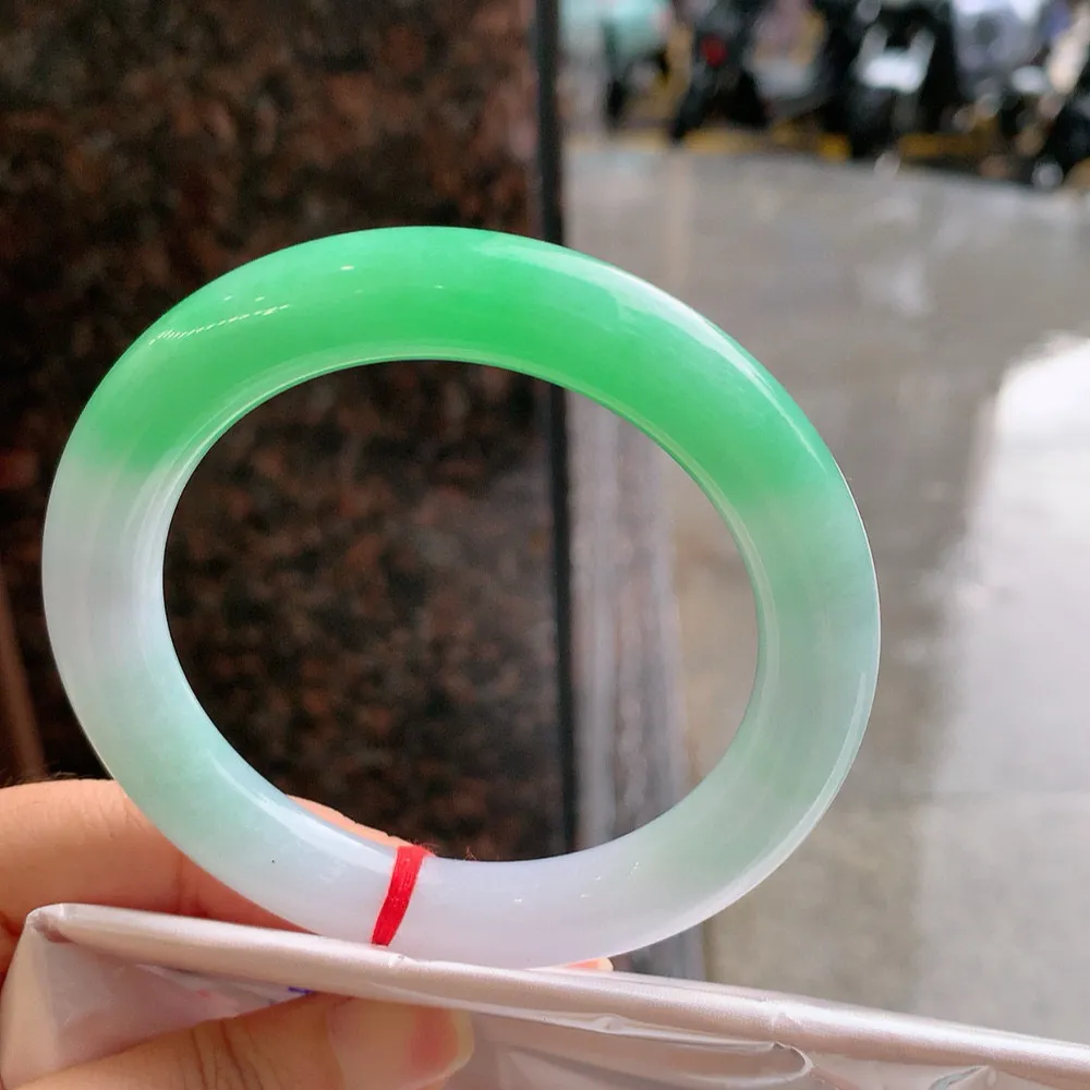圆条一大节阳绿 无瑕 尺寸:58.9/10.6/11.1 色阳