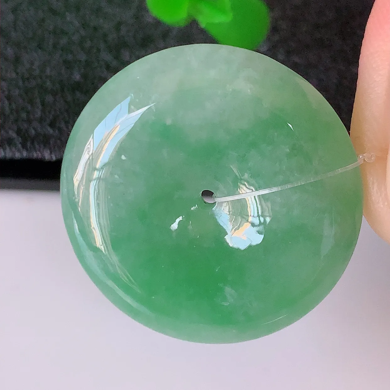 自然光实拍，冰胶满绿翡翠平安扣吊坠，翠色灵动，种老水足，寓意好，品相佳，佩戴佳品！#49.13