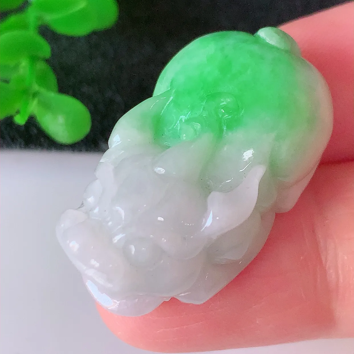 自然光实拍，冰润飘阳绿翡翠招财貔貅吊坠，民间有“一摸貔貅运程旺盛，再摸貔貅财运滚滚，三摸貔貅平步青云 ”的美好祝愿。#1.13