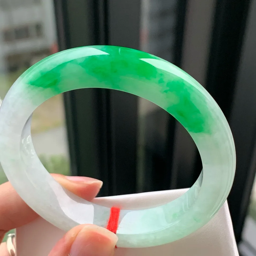 正圈帝王绿 微皮纹不明显 尺寸:54.5/12.7/9，种色俱佳