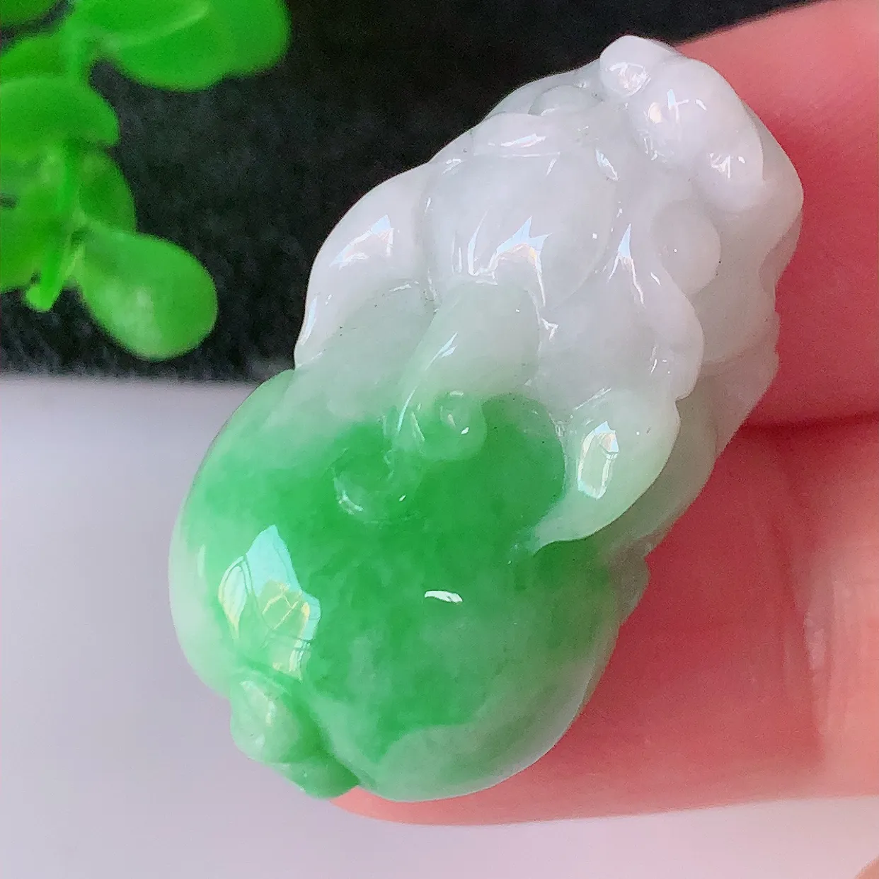 自然光实拍，冰润飘阳绿翡翠招财貔貅吊坠，民间有“一摸貔貅运程旺盛，再摸貔貅财运滚滚，三摸貔貅平步青云 ”的美好祝愿。#1.13