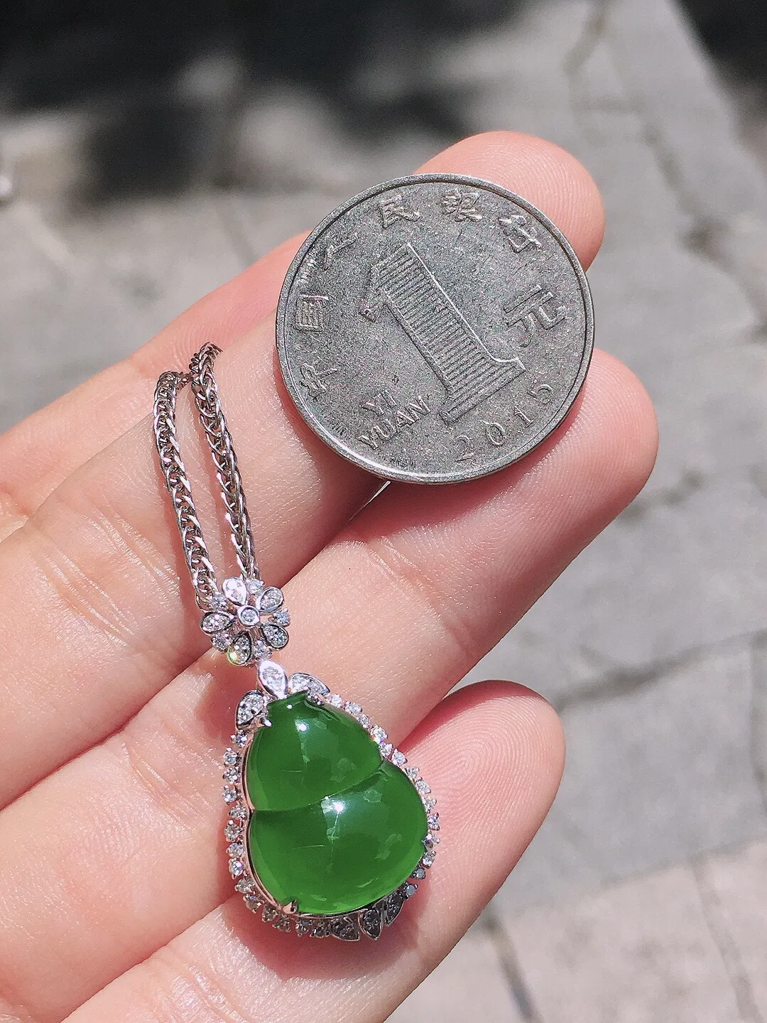 满绿葫芦吊坠，色泽均匀浓郁，玉质细腻，荧光感超
强，饱满圆润，尽显优雅气质，18k
金豪华镶嵌