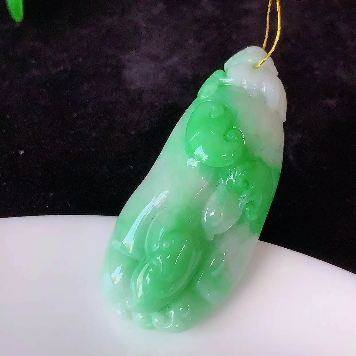 自然光实拍，冰润飘绿翡翠佛手吊坠，种老水足，雕工精湛 ，寓意美好，佩戴时尚出众！#35.13