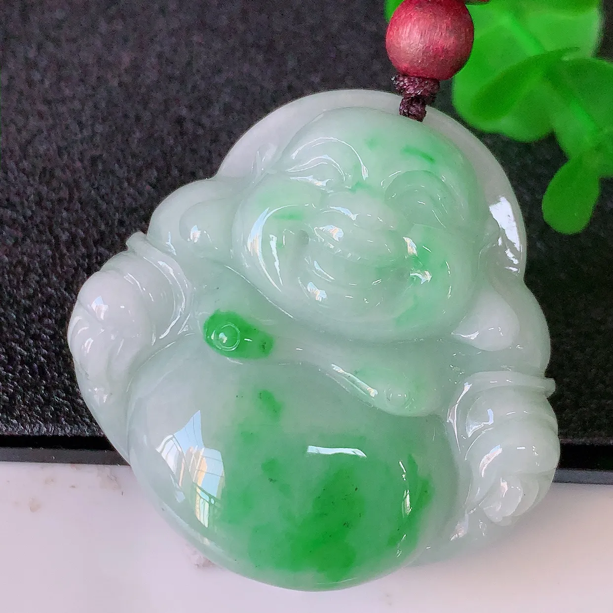 自然光实拍，大件厚装飘绿翡翠佛公吊坠，翡翠笑佛，饱满，开脸喜庆，配戴优雅迷人！#46.13