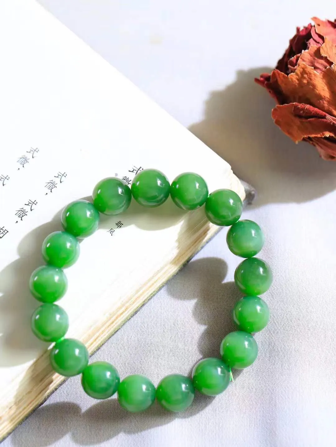 【珠圆玉润.手串】

精品和田玉碧玉猫眼珠圆玉润手串 玉质温润细腻  整串打磨圆润，佩戴舒适。珠珠落玉盘，间关莺语花底滑，一生美好时光，无论身在何处，都有它相伴相守。事事顺遂，幸福美满，吉祥如意。重41克 尺寸取一11.5mm  FDA-11901333