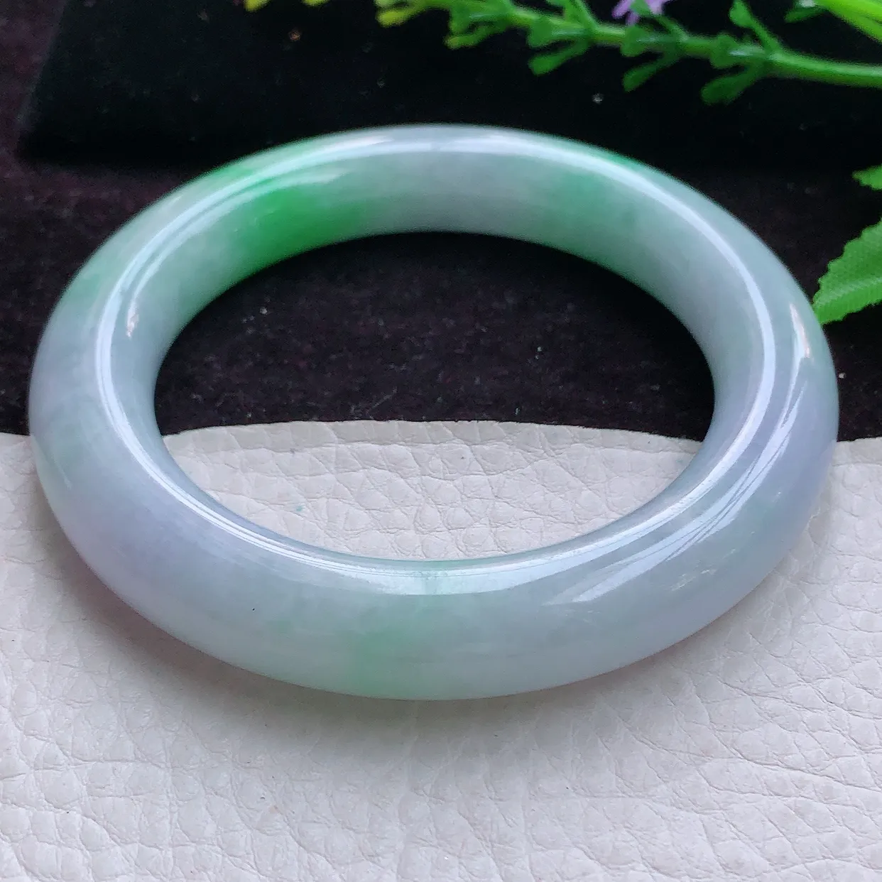 js实拍57*11.6*11.9胖圆镯 精美温润飘阳绿圆条缅甸翡翠玉手镯 玉手环